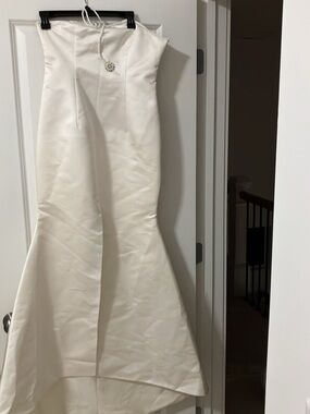Elegant Strapless White Wedding Mermaid Gown